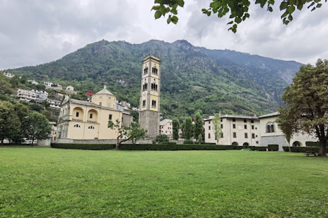 Skriti vrt v italijanski vasici, ki spominja na Gaudijeva dela