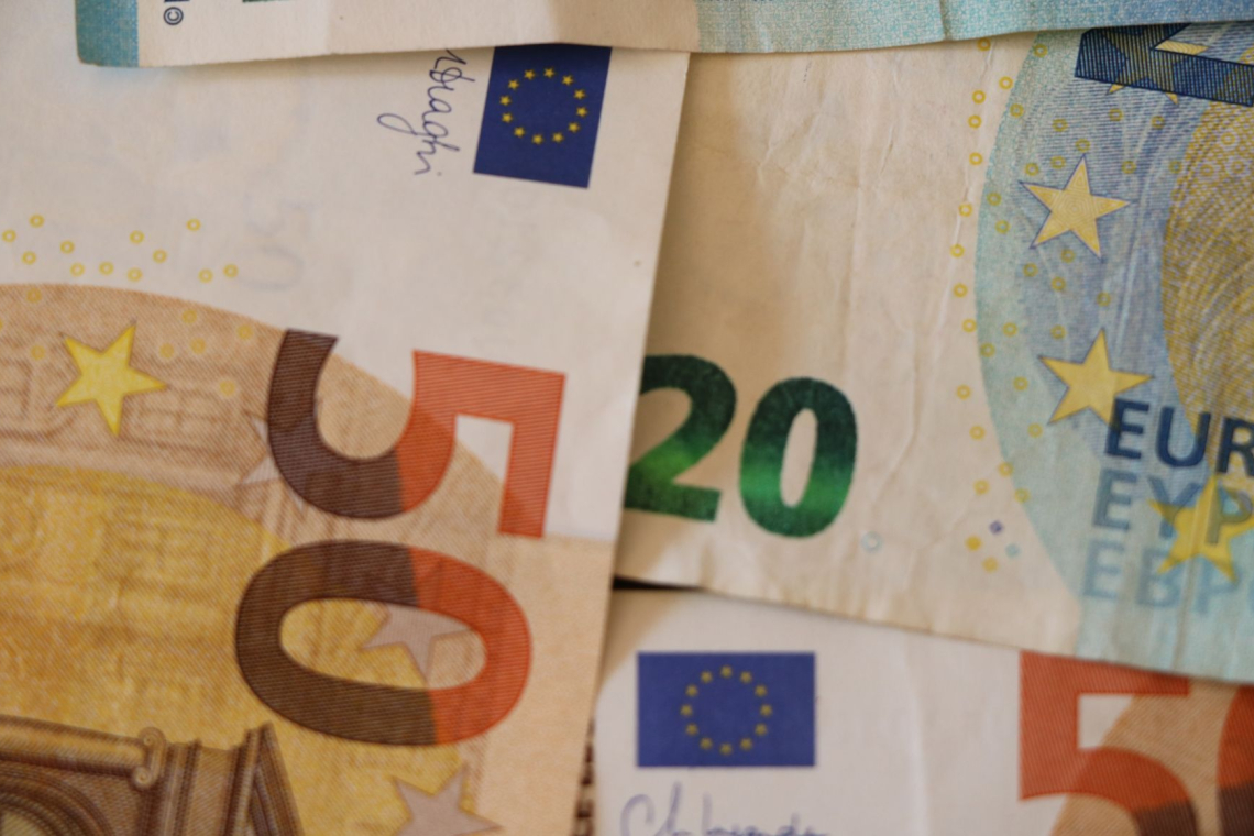 Božičnice, regresi in nagrade: številna podjetja nagradila zaposlene z več kot 2000 evri